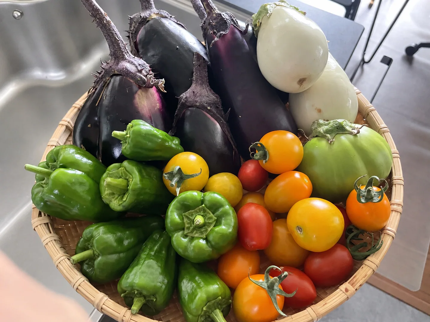 色とりどりの収穫した野菜