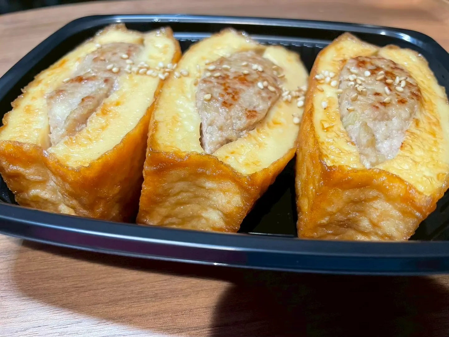 焼き目とごまの付いた、詰め物のおかずの断面