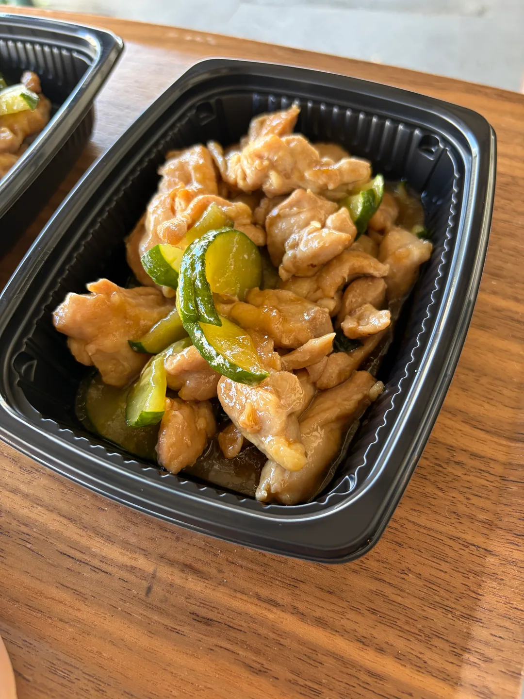 肉と緑色の野菜を合わせたおかず
