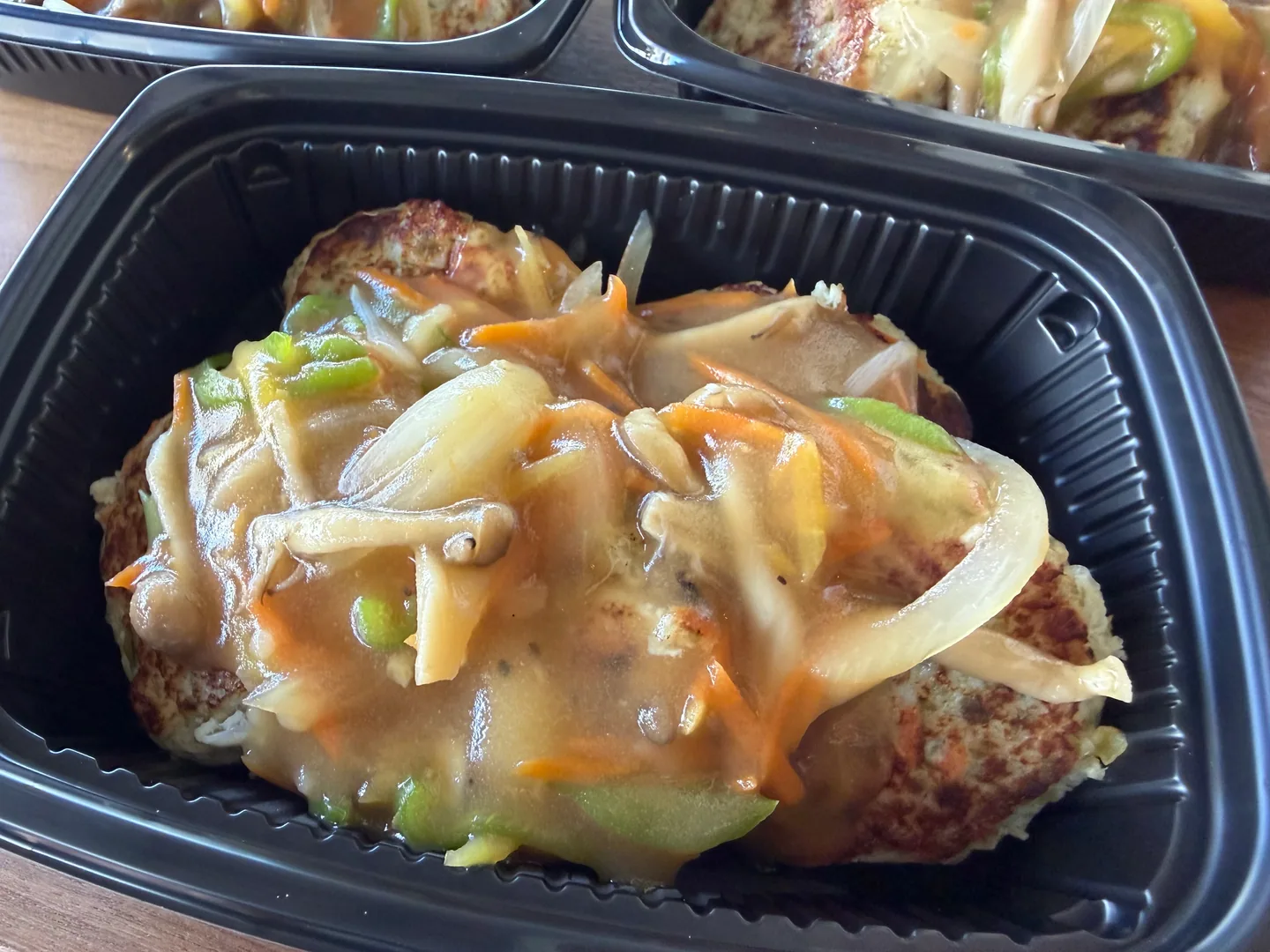 丸い焼き物に野菜のあんを掛けたおかず