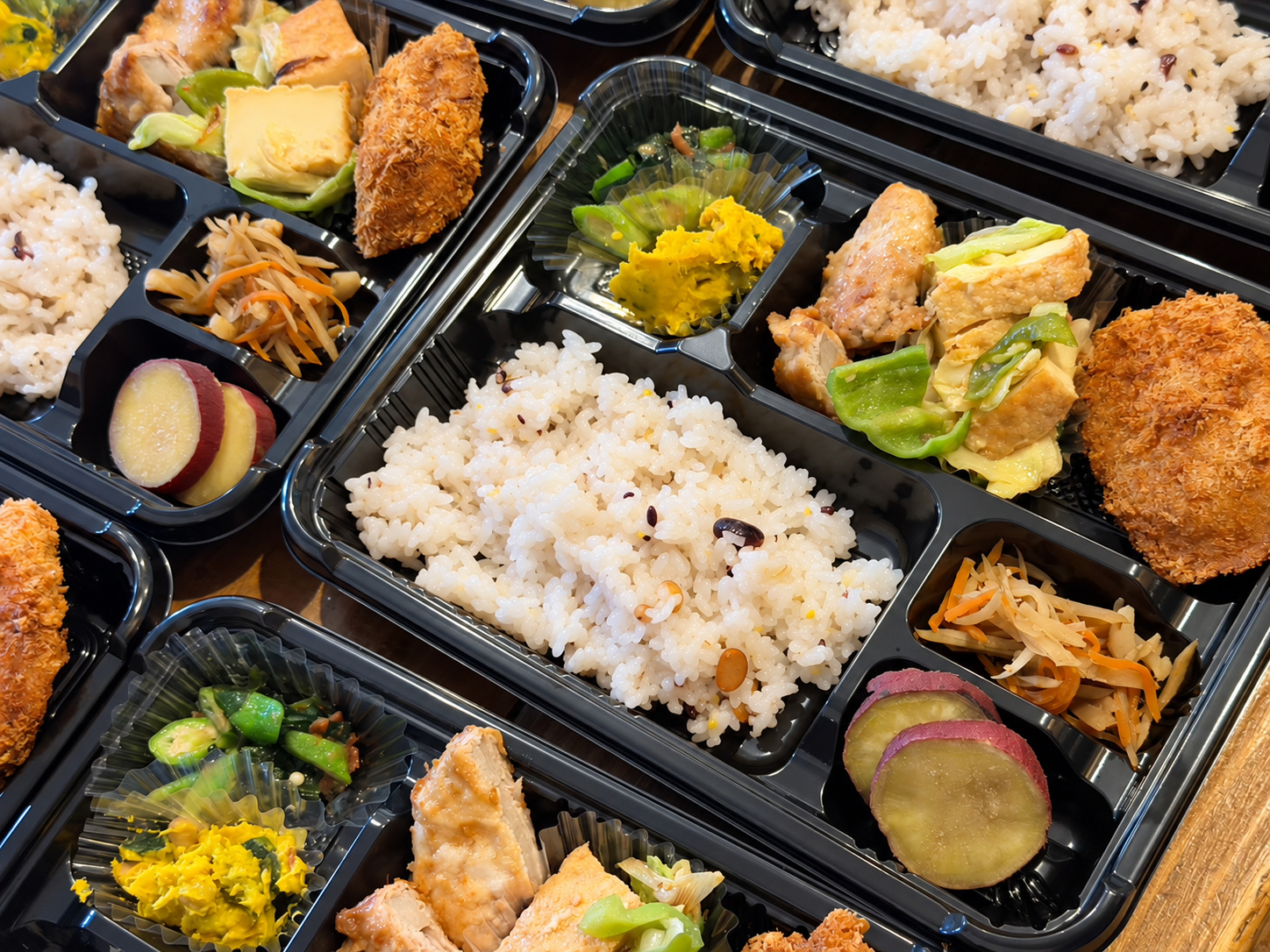 季節の野菜と雑穀米を使った、ももでりのお弁当